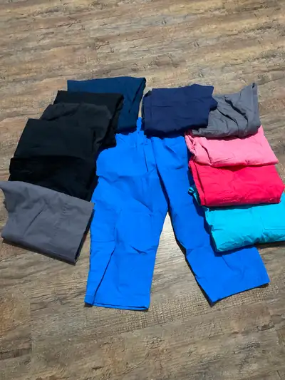 12 pair of capri style scrub pants. Size small/ med 30$ for all. Elora