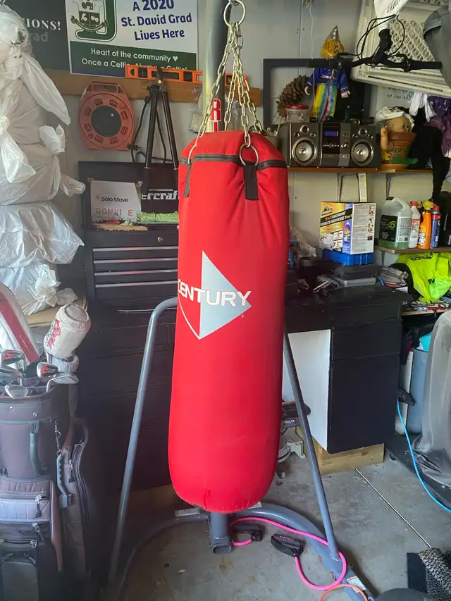 Freestanding Punching bag in Exercise Equipment in Kitchener / Waterloo - Image 3