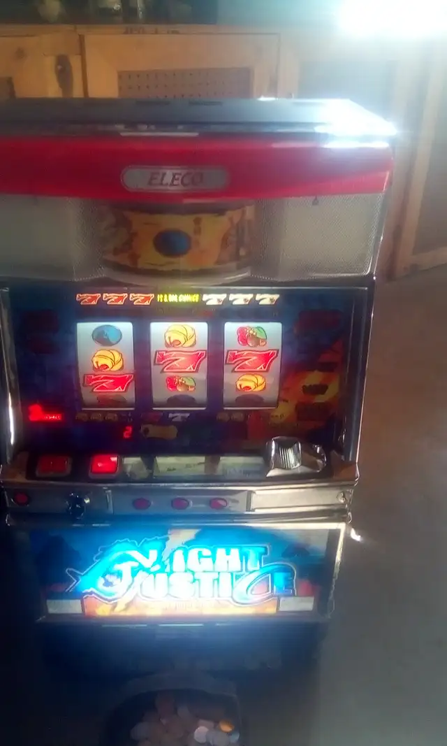 Slot machine in Toys & Games in Belleville - Image 3