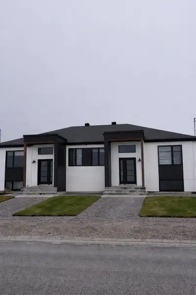 Construction neuve disponible le 1 juillet 2026 3 chambres 2 salles de bain Très bien situé et près...
