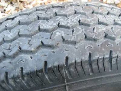 4 PNEUS MICHELIN X 185- 85 14 X 4 SAISONS . TRES PEU USÉS MAIS ANCIEN .PROFONDEUR DE RAYURE 6 MM 4 T...