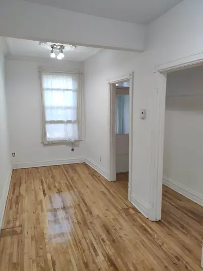 3 ½ Rénové, 2ième étage 1 chambre à coucher Ensoleillé Entrée laveuse seulement Plancher bois franc...