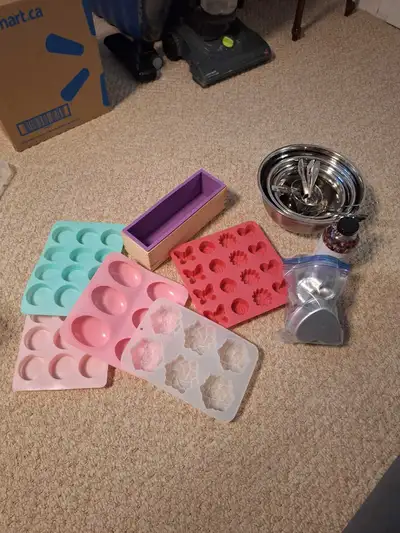 Silicone and metal molds DIY soap and bathbomb molds Very good condition Including the metal mixing...
