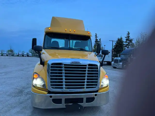 2015 Freightliner cascadia for sale with work in Heavy Trucks in Hamilton - Image 2
