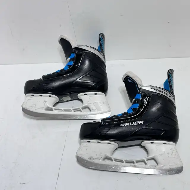 Bauer Prodigy youth hockey ice skates size 5  in Hockey in Winnipeg - Image 5