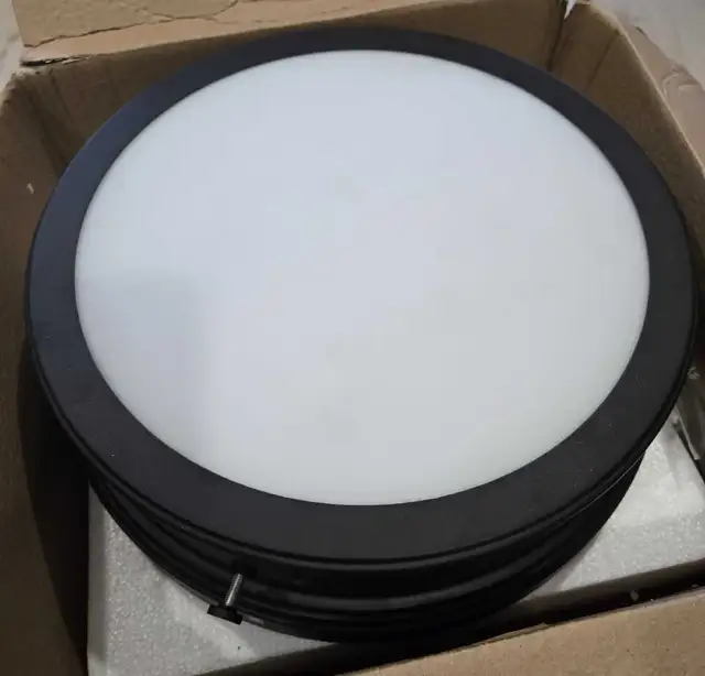 Flushmout light Fixture in Indoor Lighting & Fans in Oakville / Halton Region - Image 3