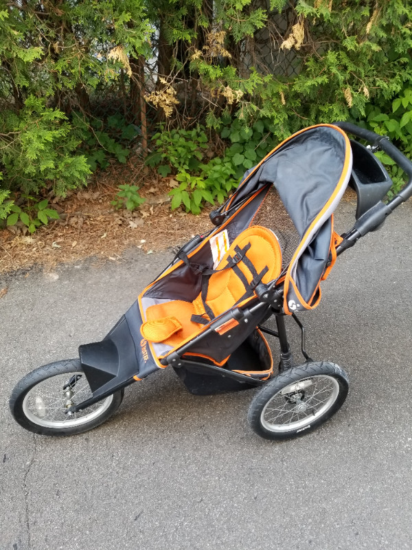 Poussette tout-terrain et de jogging dans Poussettes, porte-bébés et sièges d'auto  à Laval/Rive Nord - Image 2