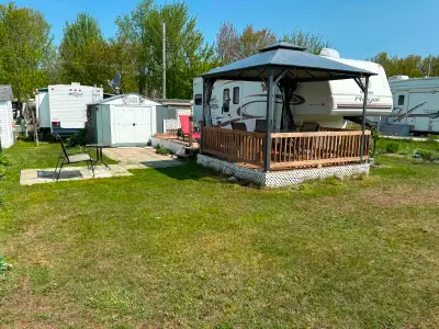 Fifthwheel Prowler Regal de 28 pieds très propre et bien entretenue avec terrain au Camping l’Oiseau...