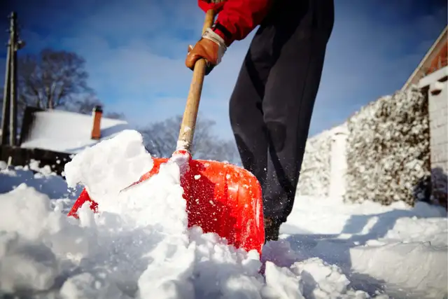 Snow shovel  in Snowblowers in Mississauga / Peel Region - Image 2