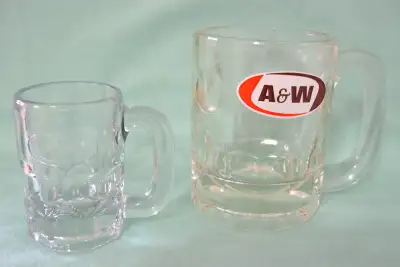 PAIRE de CHOPPES VINTAGE PAIR of A&W VINTAGE MUGS English spoken, p.m. me if details are needed La p...
