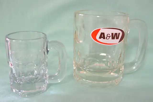 PAIRE de CHOPPES VINTAGE A&W VINTAGE PAIR of A&W MUGS in Arts & Collectibles in West Island - Image 2