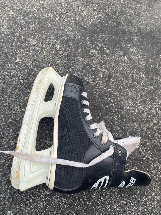 Paire de patin usagée pour enfant in Skates & Blades in Laval / North Shore - Image 3
