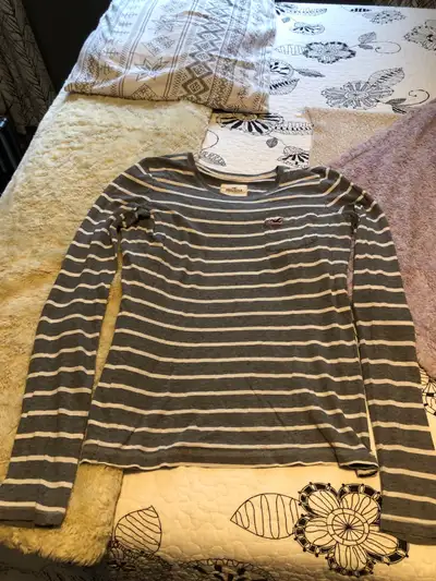 hollister grey long sleeve with white strips S , View more