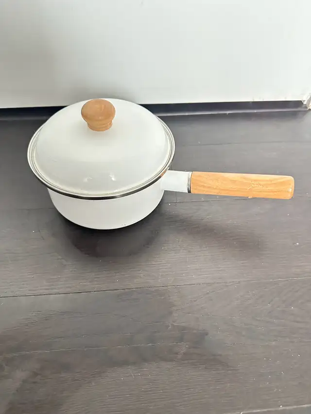 Enamelware Saucepan495871315328389120