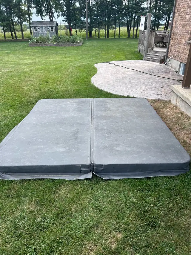 Hot tub Cover in Hot Tubs & Pools in Kitchener / Waterloo - Image 2