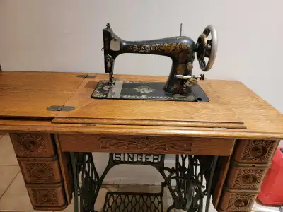 Antique Singer sewing machine. Model number: H1001452 Come with original antique accessories.