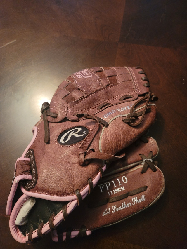 Rawlings Baseball Glove in Baseball & Softball in St. Catharines - Image 2