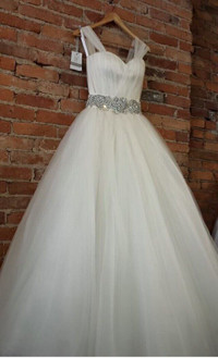 Vera Wang Designer “Emmeline” Wedding Dress