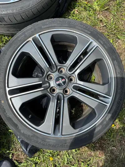 À vendre : 4 mags (jantes) d’origine Ford Mustang Modèle : DR3J-1007-BA Dimension : 19x8.5J ET50 Pri...