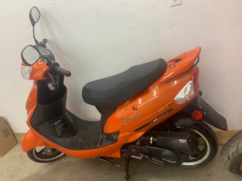 2022 SCOOTER BISTRO ( ONLY 50 KM ) Scooters & Pocket Bikes City of