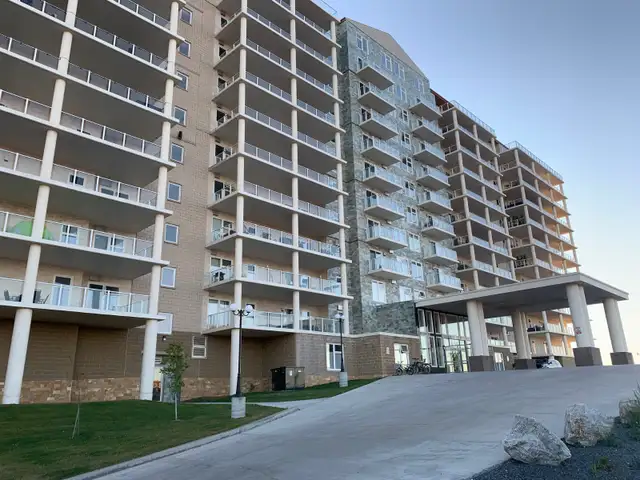 2 Bedroom Plus Den 90 Grandhaven Blvd February 1