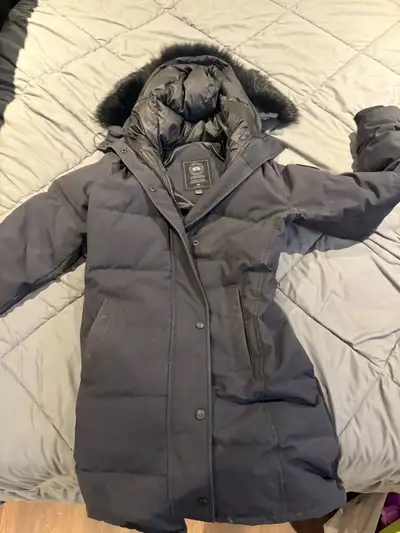 women’s extra small Canada goose jacket $450, View more