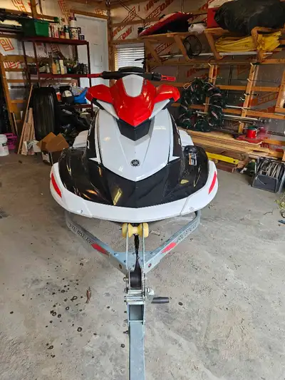 Je vends mon Yamaha Waverunner VX Cruiser HO 2021 en excellente condition! Ce Waverunner offre une p...