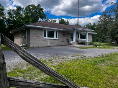 HOUSE FOR RENT – AVAILABLE IMMEDIATELY NEWLY RENOVATED / BRIGHT / SPACIOUS 5584 HIGHWAY 28 BIG CEDAR...