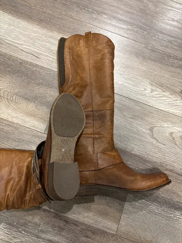 Women’s Tall Boots in Women's - Shoes in Calgary - Image 4