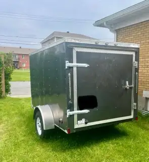 Trailer fermé continental cargo 2017 Bonne état pas de rouille Pneu neuf ou similaire Roue de secour...