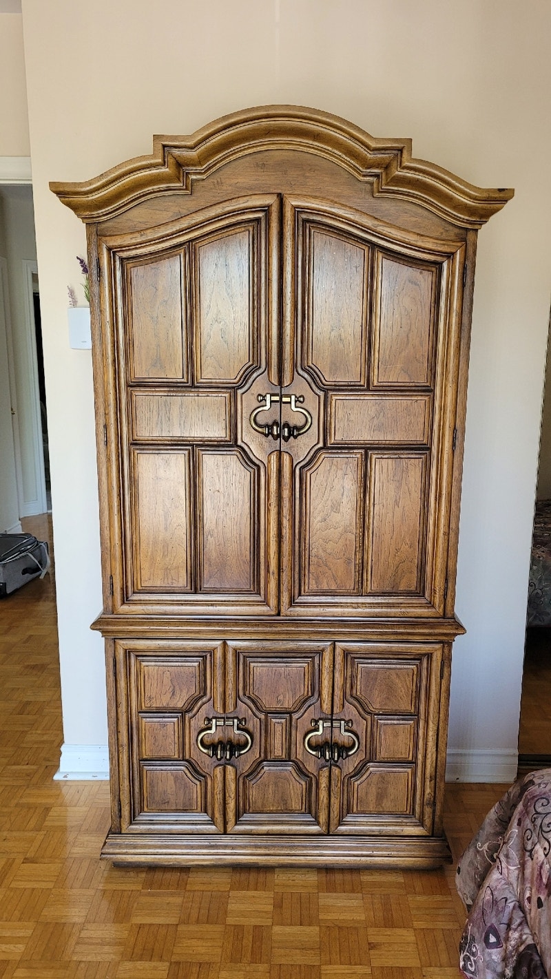 Bedroom set / Ensemble chambre à coucher Commodes et armoires Ville