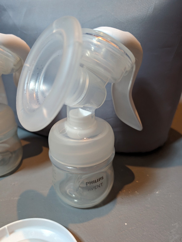 Philips Avent Manual Breast Pump Set with Carrying Bag in Feeding & High Chairs in Kitchener / Waterloo - Image 2