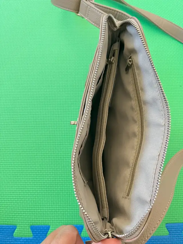 Woman’s Sam and Hadley Handbag  in Women's - Bags & Wallets in City of Toronto - Image 4