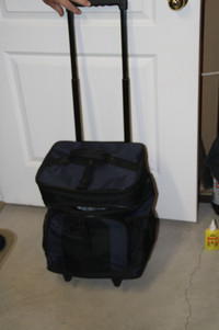 Thermal travel bag with retractable handle