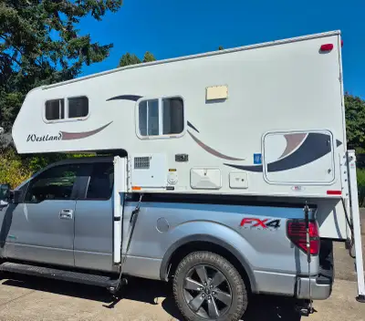 This 2013 Westland 7.6 truck camper is a reliable, pre-owned unit . It features a well-maintained in...