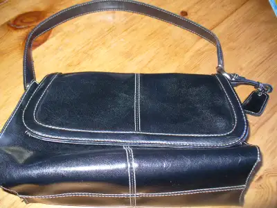 Très bon état. Peu utilisé. Longueur 27cm, hauteur 15 cm. 4 pochettes intérieures pour rangement.