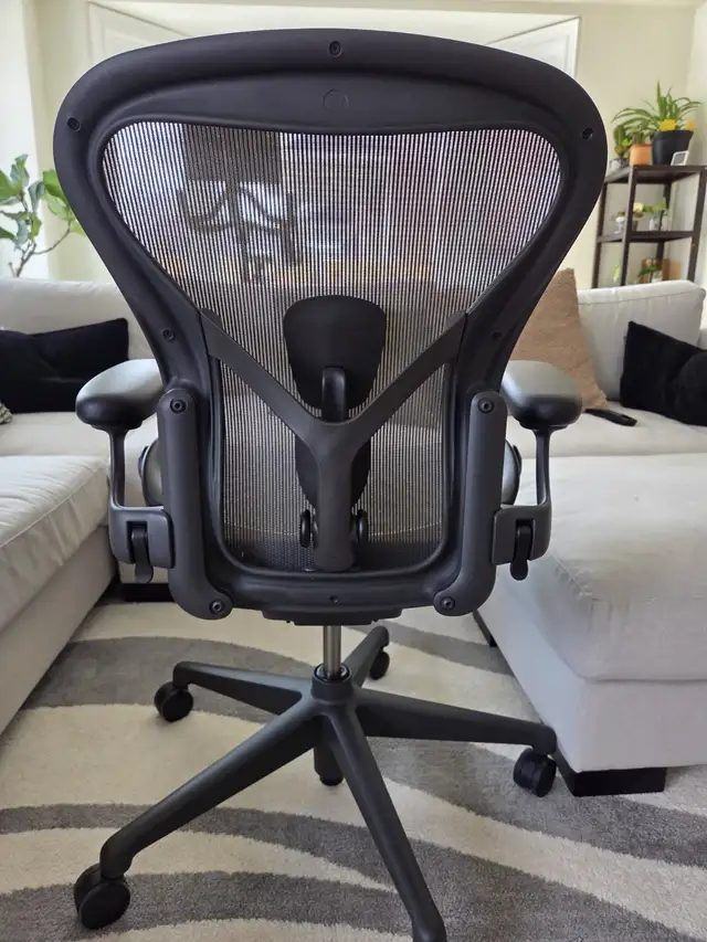 Herman Miller Aeron Remastered Chair w/ Posturefit SL (Size A) in Chairs & Recliners in Markham / York Region - Image 5