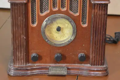 Radio ancienne, parfait pour les collectionneurs ou amateurs de style rétro. VINTAGE Équipée de : •...