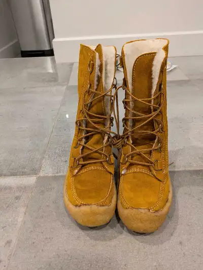 Fait au Canada par Mauricienne Grandeur: 5 Je porte 8.5 (femme) Porté 2-3 fois. Excellente condition