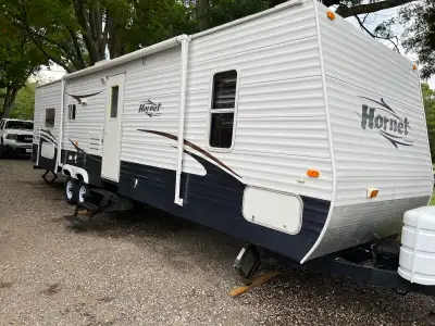 2008 hornet camper 32’ bunk house Bunk house in rear with tip out and it’s own living room back ther...