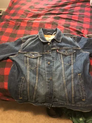 Hey selling my Levis Denim Jacket basically brand new only wore once !! It's a mens large