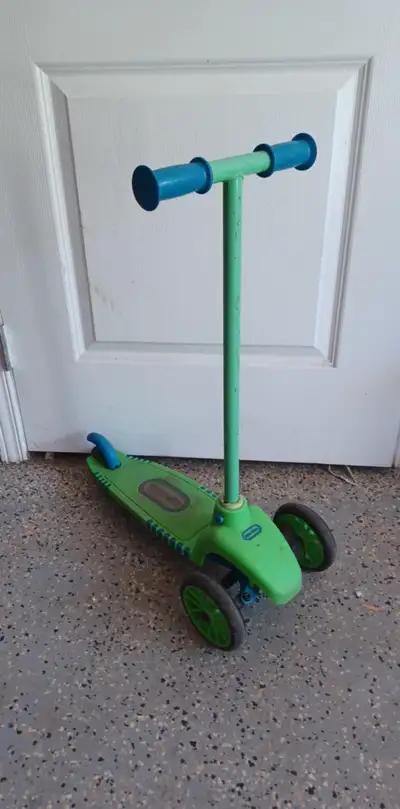 Trottinette 3 roues pour enfant en excellente condition. Prix pour vente rapide.