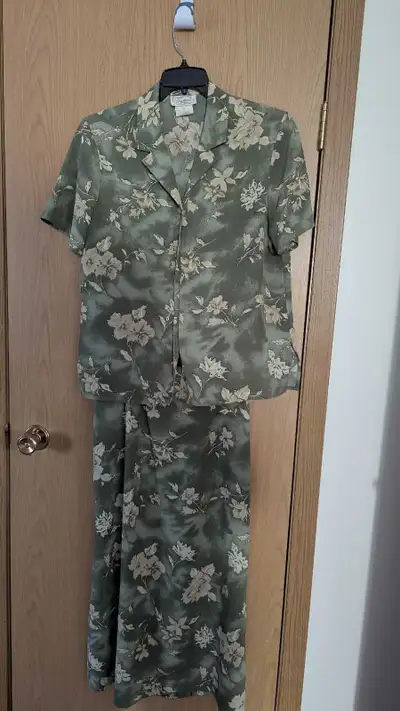 Blouse and Skirt Two-Piece Set size M, View more