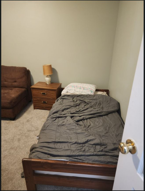 Clean bedroom with 2 single beds in Room Rentals & Roommates in Penticton - Image 2