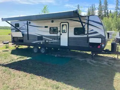 27 ft Travel trailer for sale. Sleeps 6, 1 large slide out, bunk beds, outdoor kitchen, 2 recliner c...