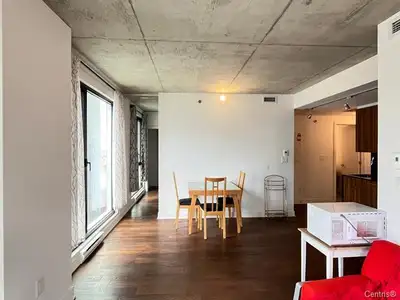 Corner unit with 2 bedrooms  near metro Atwater for rent