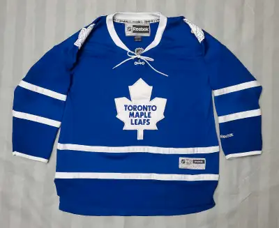 B 8C Here we have a pre owned Reebok Toronto maple leafs jersey. In youth size LG/XL . still in grea...