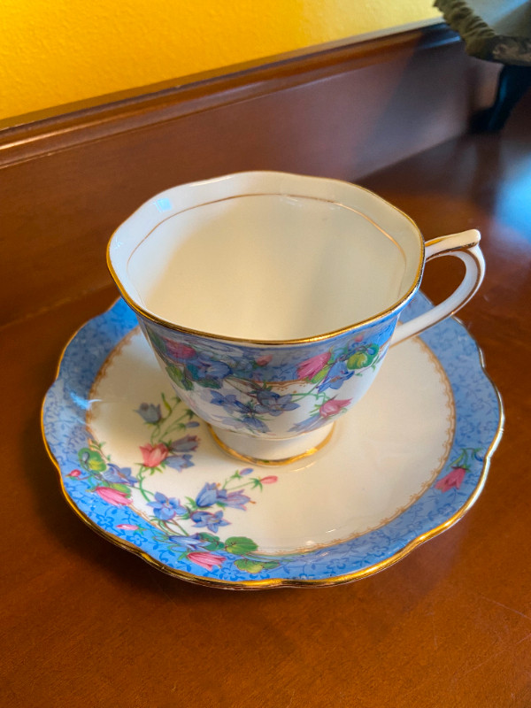 Vintage Royal Albert 'Harebell' Bone China Teacup and Saucer in Arts & Collectibles in Oshawa / Durham Region - Image 2