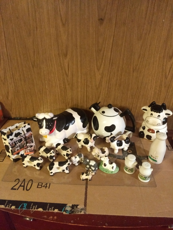 Cow collection 18 pieces mix in Arts & Collectibles in Mississauga / Peel Region