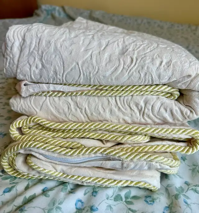 Queen bedspread with 2 pillow shams in Bedding in Ottawa - Image 4